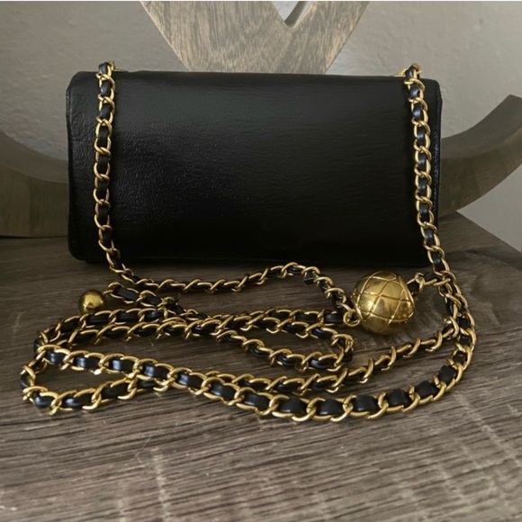 Chic Black Leather Chanel wallet on a chain bag - Picture 2 of 14